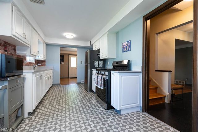 5180 Thornbury Road, Lyndhurst, OH 44124