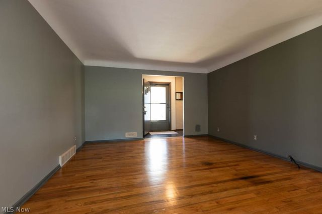 5180 Thornbury Road, Lyndhurst, OH 44124