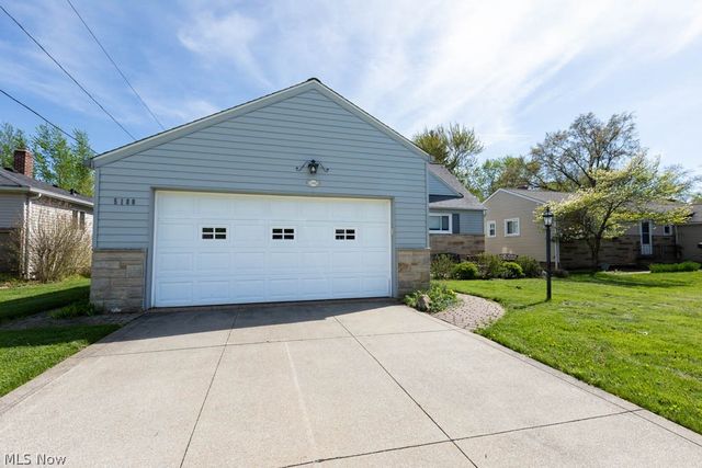 5180 Thornbury Road, Lyndhurst, OH 44124