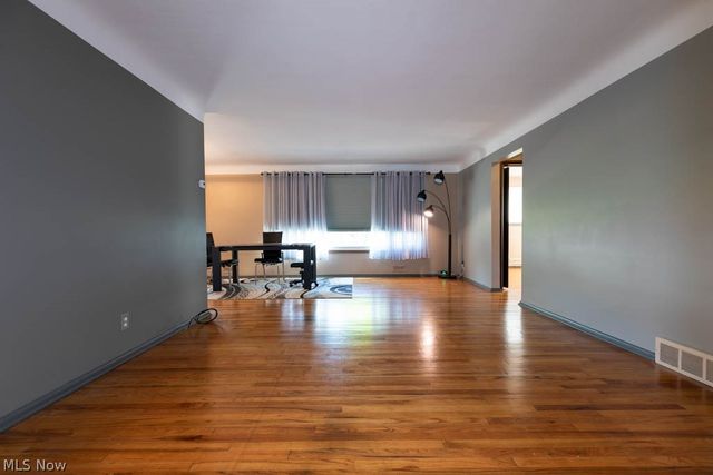 5180 Thornbury Road, Lyndhurst, OH 44124