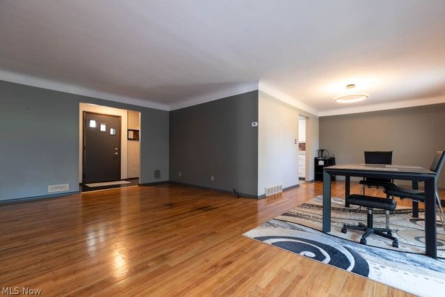 5180 Thornbury Road, Lyndhurst, OH 44124