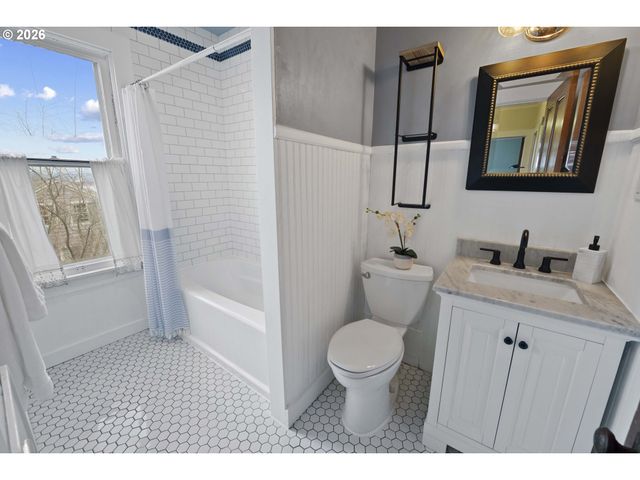 590 17TH St, Astoria, OR 97103