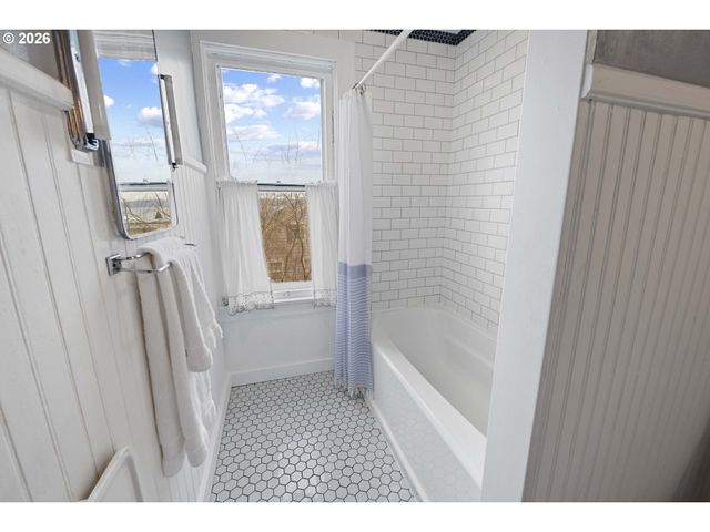 590 17TH St, Astoria, OR 97103