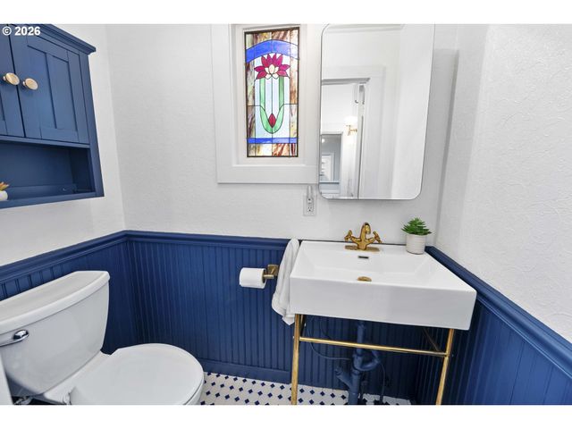 590 17TH St, Astoria, OR 97103