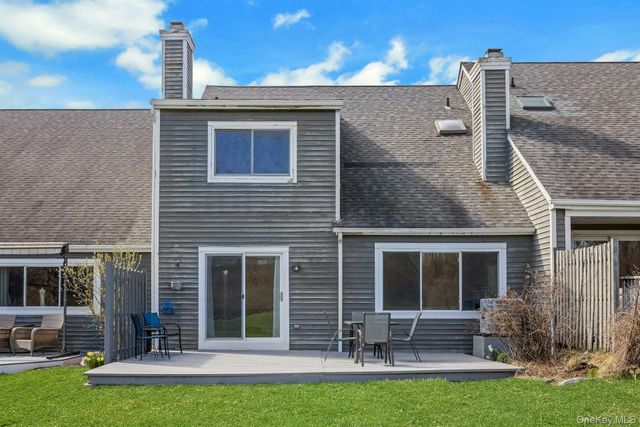 11 Cushing Green S, Pawling, NY 12564