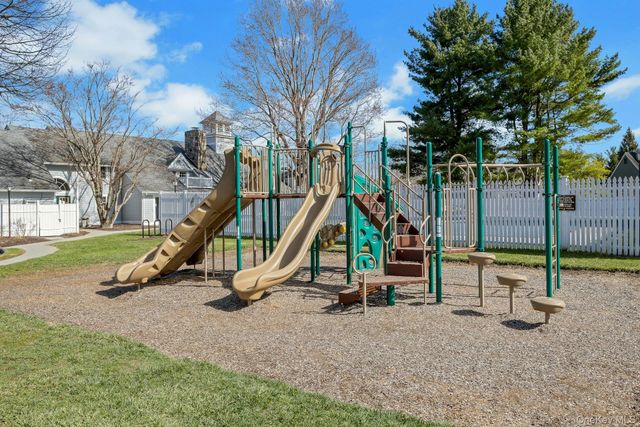 11 Cushing Green S, Pawling, NY 12564