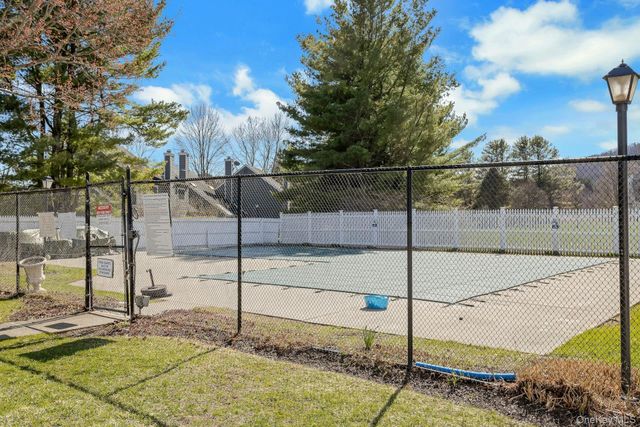 11 Cushing Green S, Pawling, NY 12564