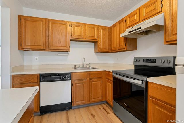 11 Cushing Green S, Pawling, NY 12564