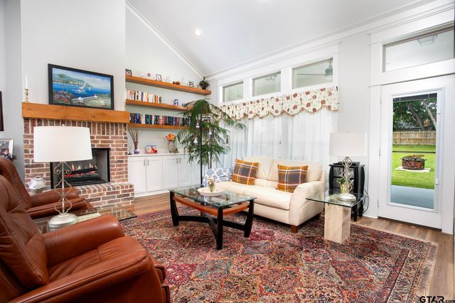 15807 Avery Ln, Lindale, TX 75771