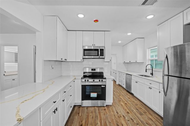 1203 W 6th Street, Freeport, TX 77541