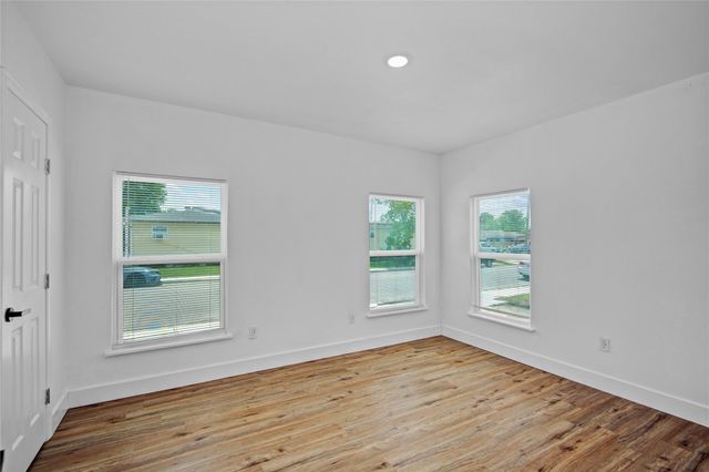 1203 W 6th Street, Freeport, TX 77541