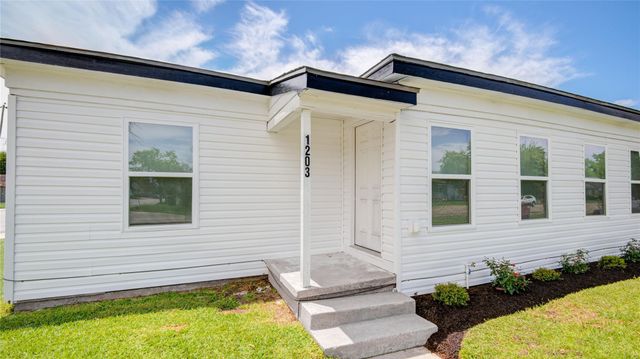 1203 W 6th Street, Freeport, TX 77541