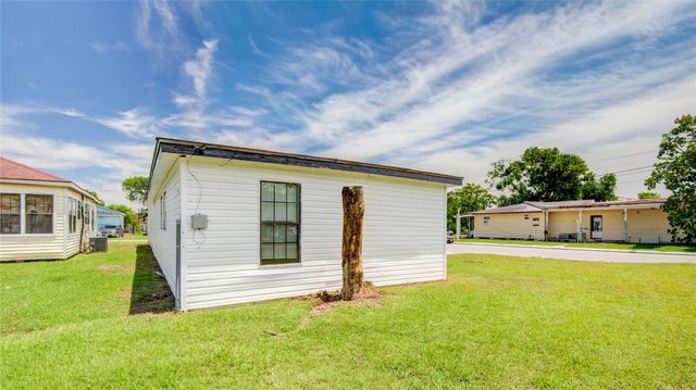 1203 W 6th Street, Freeport, TX 77541