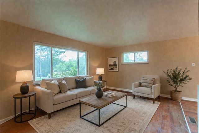 194 Woodridge Dr, Brighton Twp, PA 15009