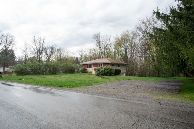 194 Woodridge Dr, Brighton Twp, PA 15009