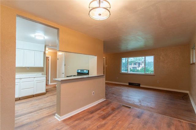 194 Woodridge Dr, Brighton Twp, PA 15009
