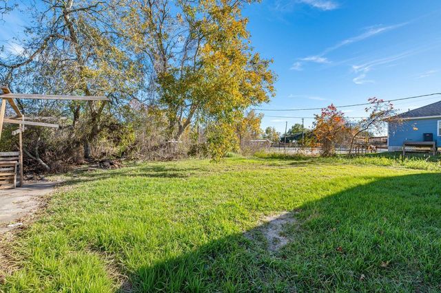 6717 Fairwood Road, Hitchcock, TX 77563