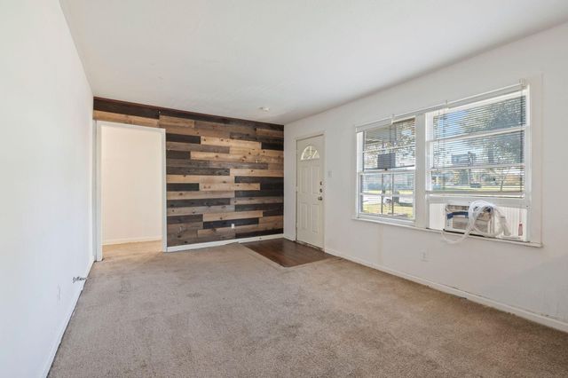 6717 Fairwood Road, Hitchcock, TX 77563