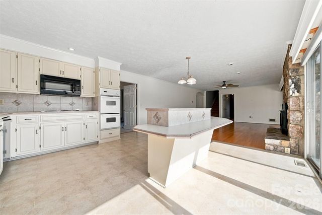 2796 Lakeview Drive, Lenoir, NC 28645
