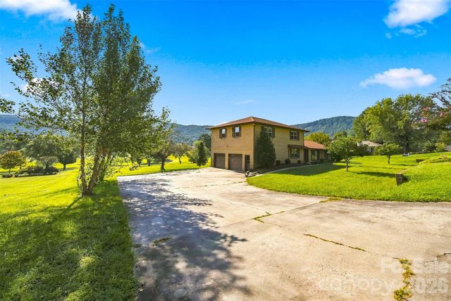 2796 Lakeview Drive, Lenoir, NC 28645