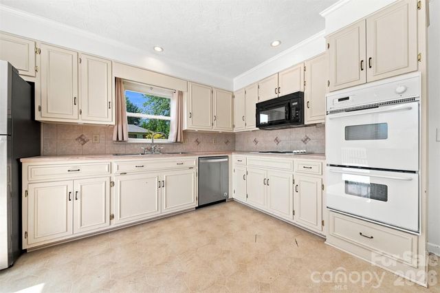 2796 Lakeview Drive, Lenoir, NC 28645