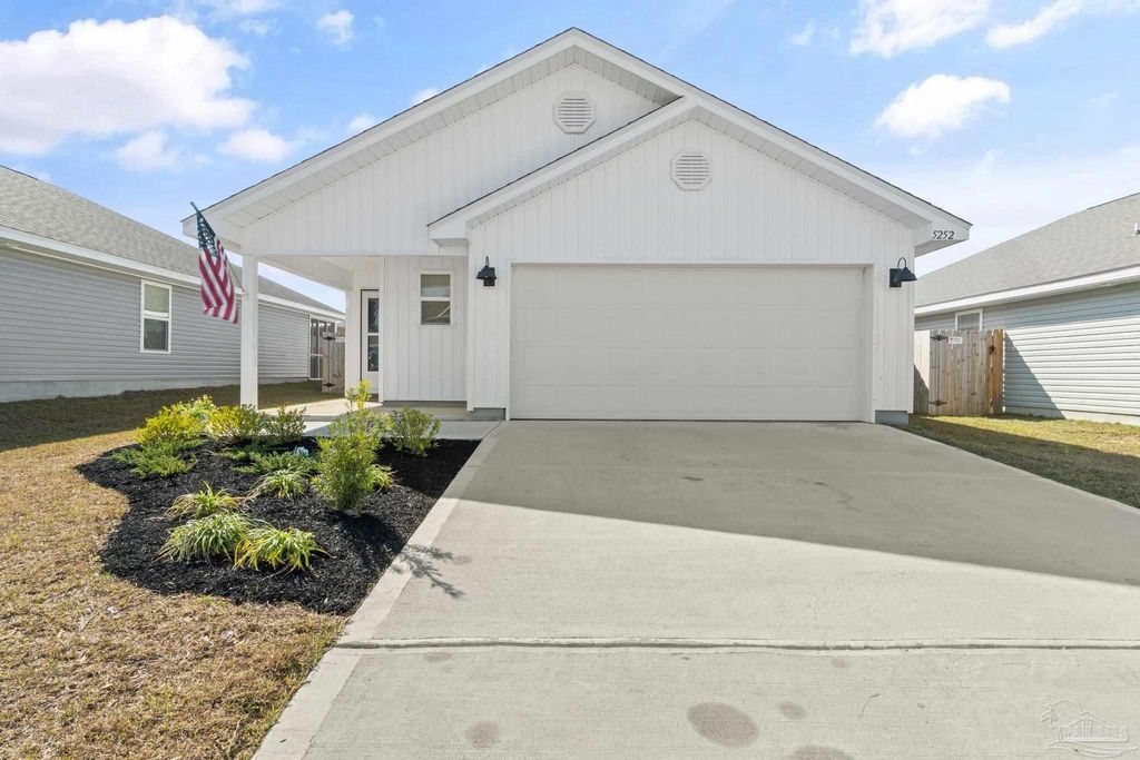 5252 Peach Dr, Pace, FL 32571