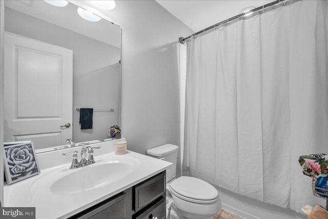 111 VILLAGE GREEN LN, Sicklerville, NJ 08081