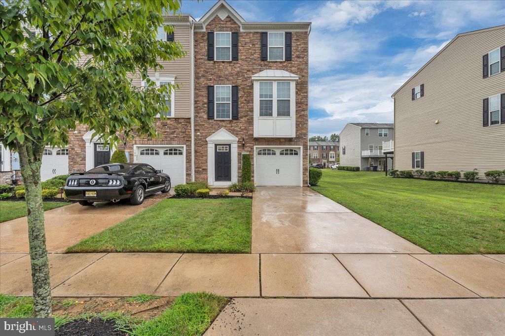 111 VILLAGE GREEN LN, Sicklerville, NJ 08081