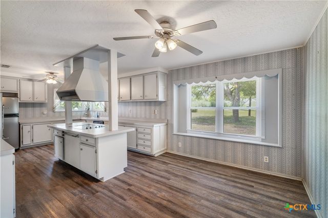 2460 N State Highway 95, Moulton, TX 77975