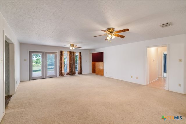 2460 N State Highway 95, Moulton, TX 77975
