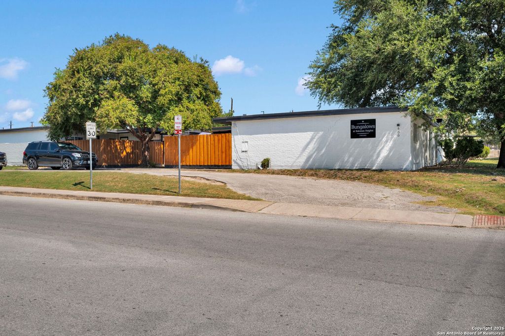 600 Gentleman Rd Apt 4, Balcones Heights, TX 78201