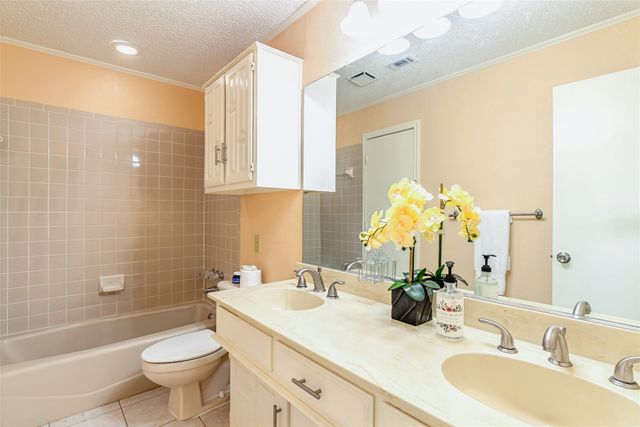 2337 Fox Glenn Circle, Bedford, TX 76021