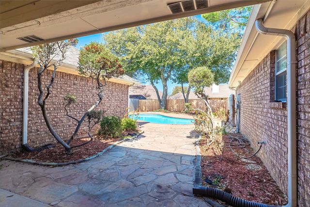 2337 Fox Glenn Circle, Bedford, TX 76021