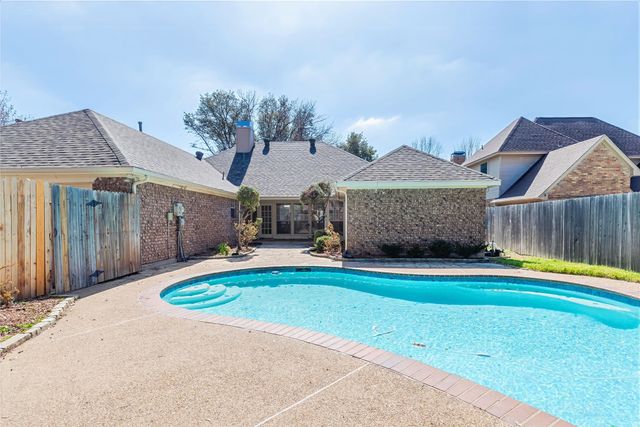 2337 Fox Glenn Circle, Bedford, TX 76021