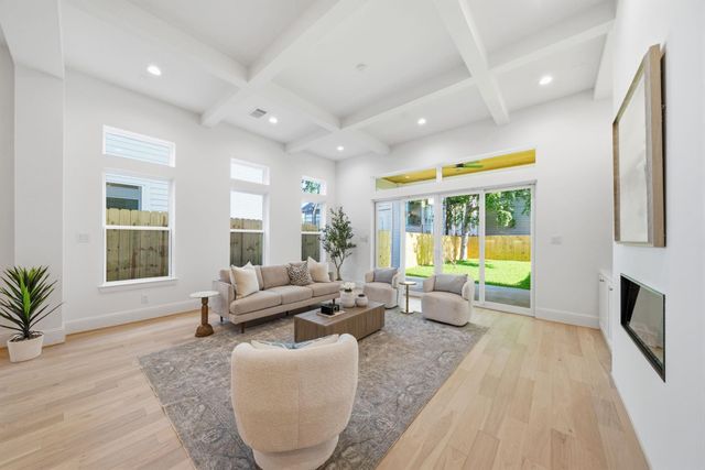 609 W 27th Street, Houston, TX 77008