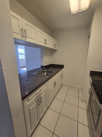 9808 Hammocks Blvd 203-23, Miami, FL 33196