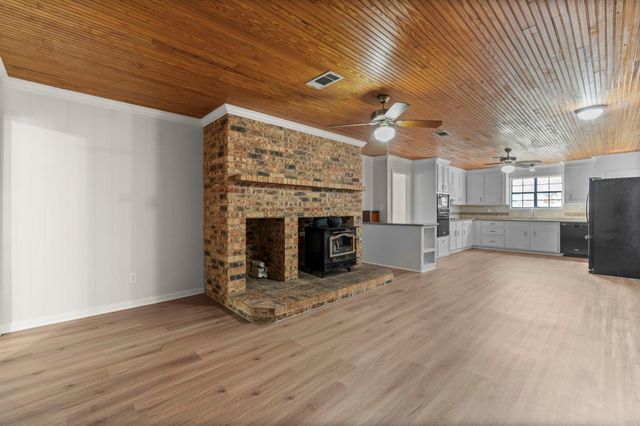 734 Hawkins, Livingston, TX 77351