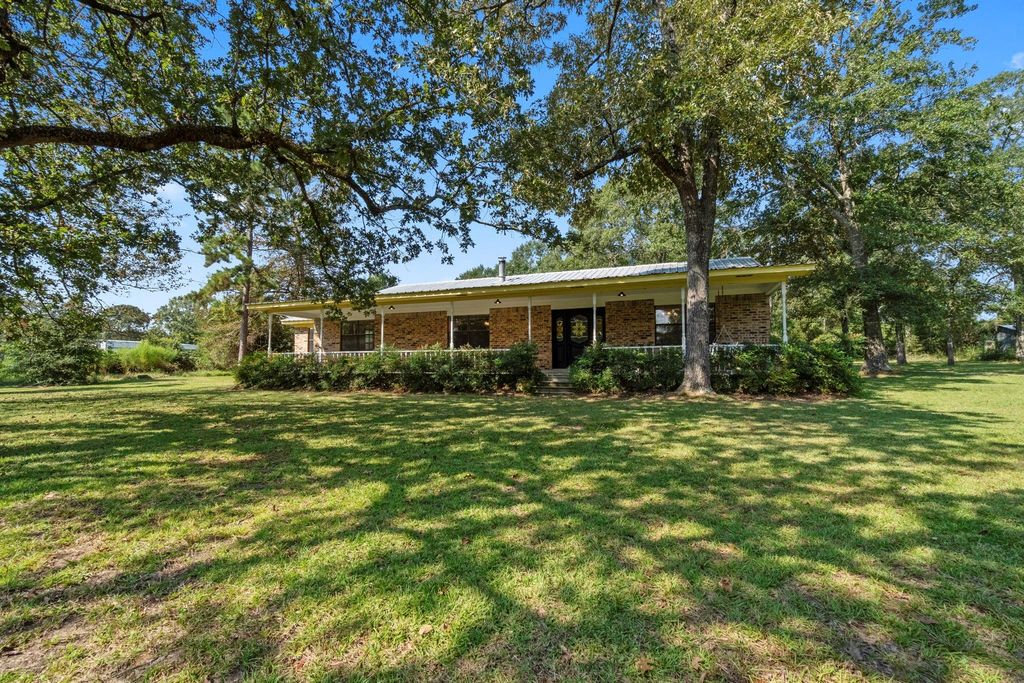 734 Hawkins, Livingston, TX 77351