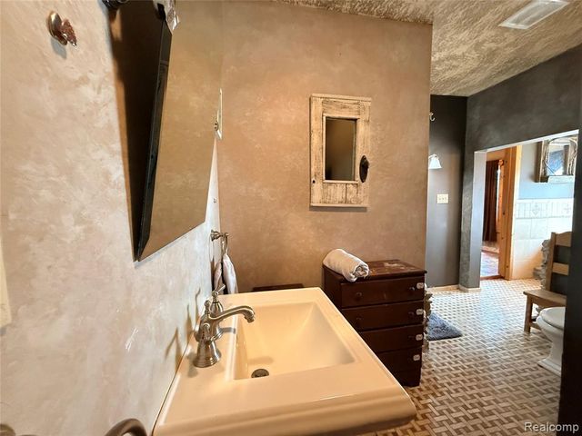 3194 S Vassar Road, Burton, MI 48519