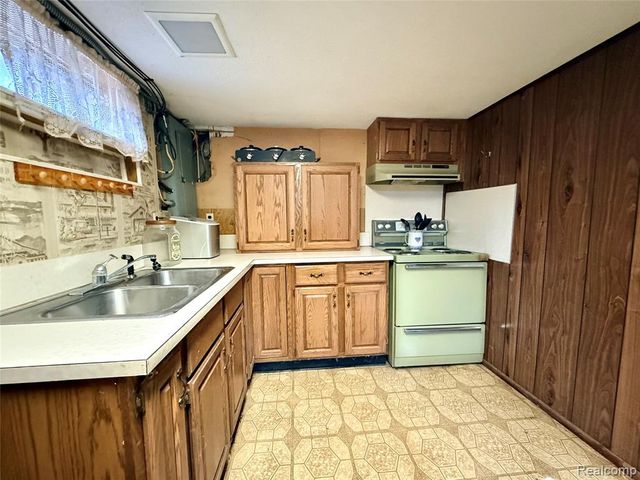 3194 S Vassar Road, Burton, MI 48519