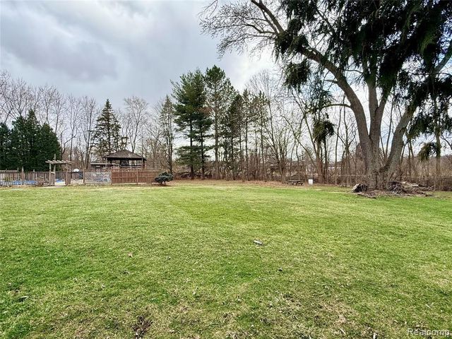 3194 S Vassar Road, Burton, MI 48519