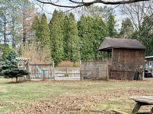 3194 S Vassar Road, Burton, MI 48519