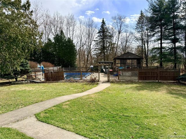 3194 S Vassar Road, Burton, MI 48519