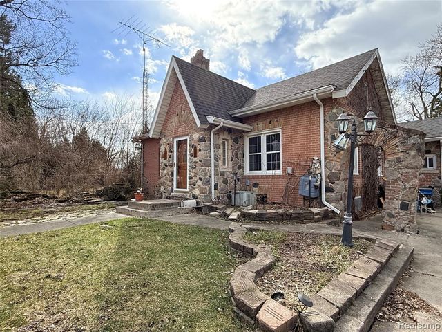 3194 S Vassar Road, Burton, MI 48519