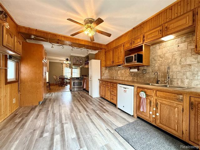 3194 S Vassar Road, Burton, MI 48519