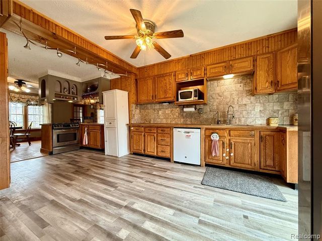 3194 S Vassar Road, Burton, MI 48519