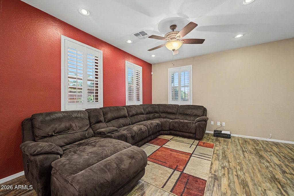 Image 10 of property listing at 1519 N 80th Drive, Phoenix, AZ 85043