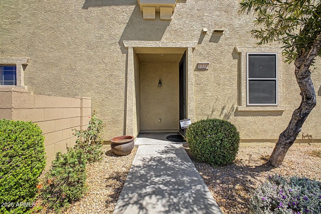 Image 3 of property listing at 1519 N 80th Drive, Phoenix, AZ 85043