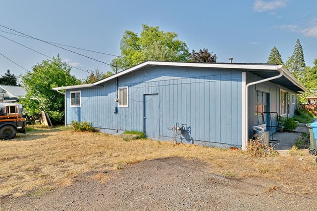 416 S ROYAL Avenue, Eagle Point, OR 97524