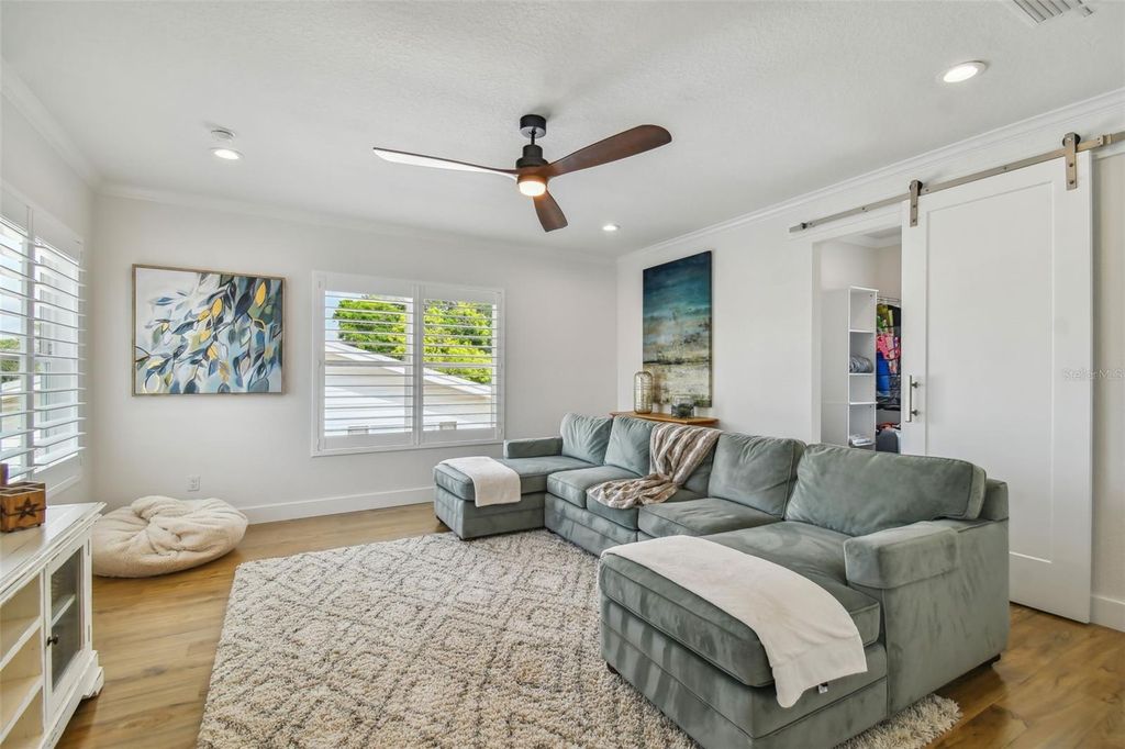Image 38 of property listing at 4835 W BAY VILLA AVENUE, Tampa, FL 33611